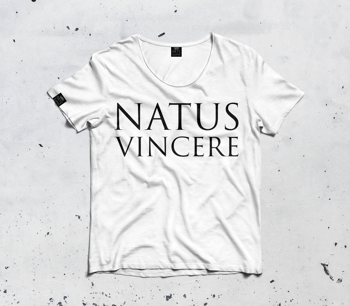 Camiseta “Natus Vincere” – Arte Suave